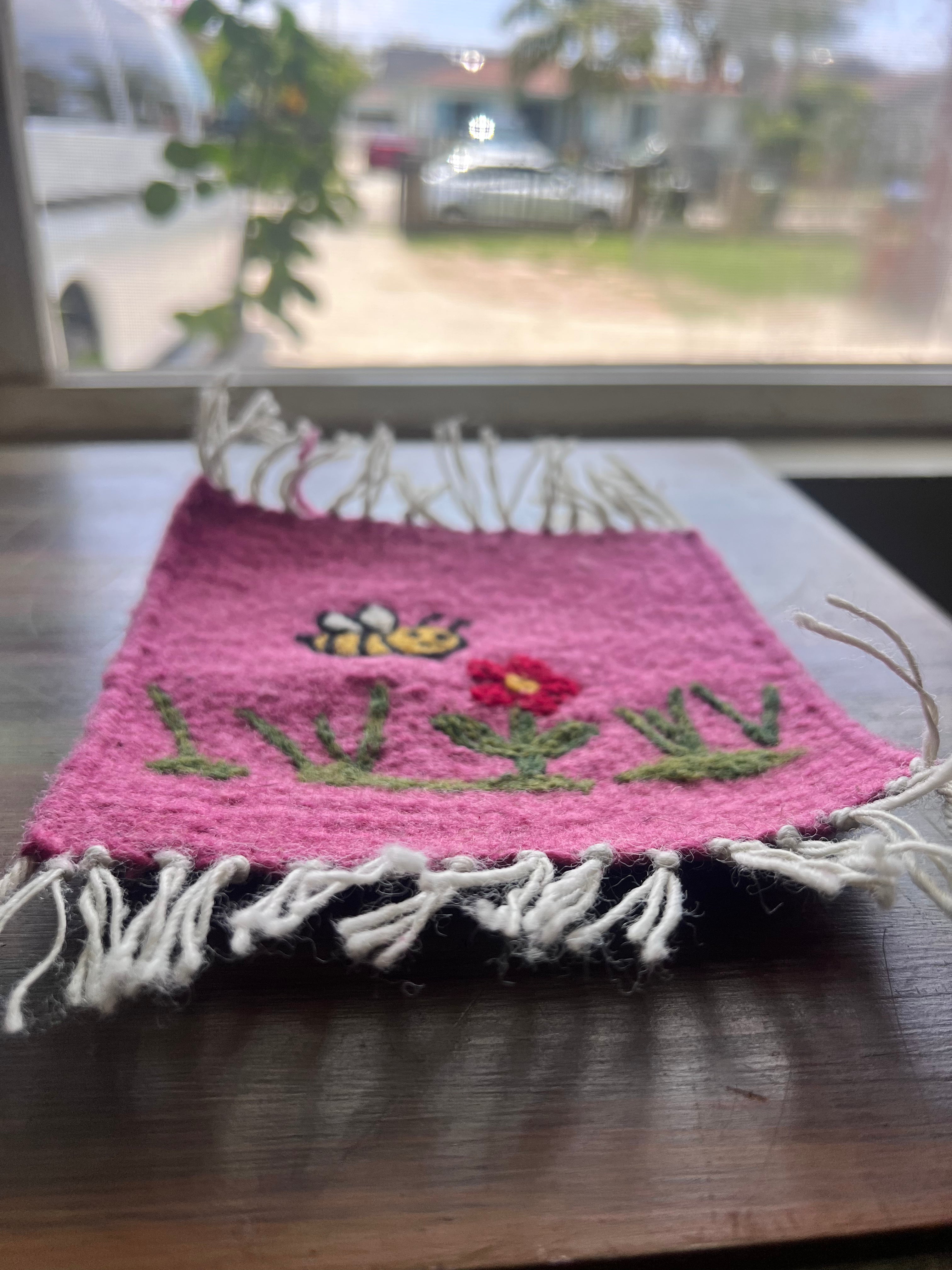 Jardín de la Abeja | Handwoven Pedal Loom Coaster
15 × 15 cm | Naturally dyed wool
